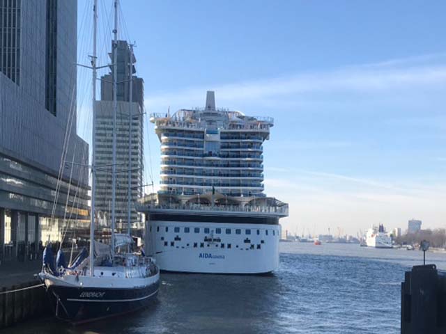 AIDAcosma aan de Cruise Terminal Rotterdam